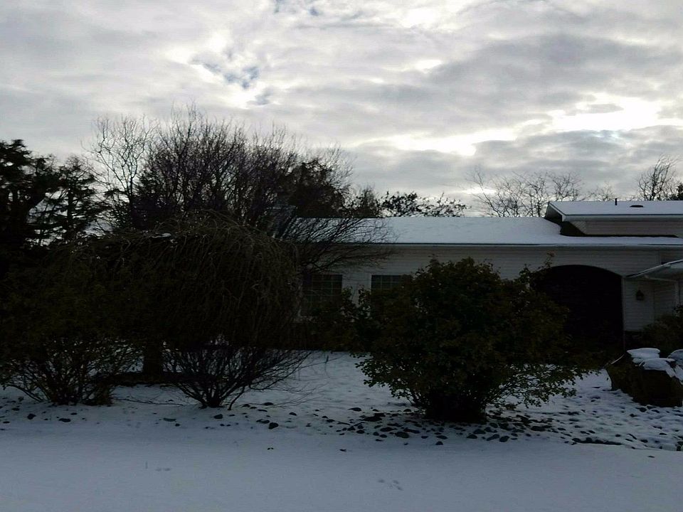 2nd image of 858 S Meadowlark Ln