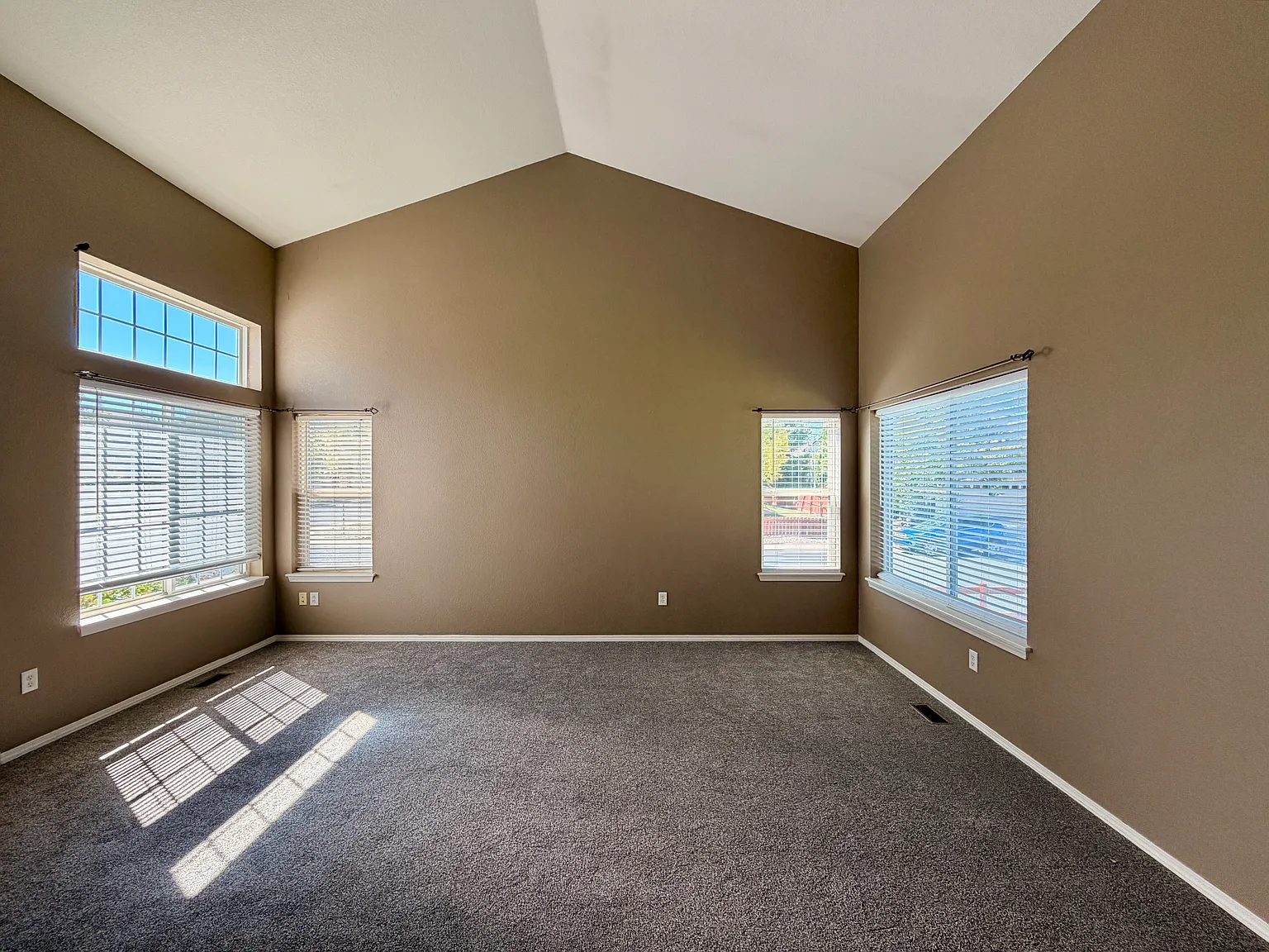 4 bed, 2.5 bath, 1800 sqft, $2,575 — Photo 4