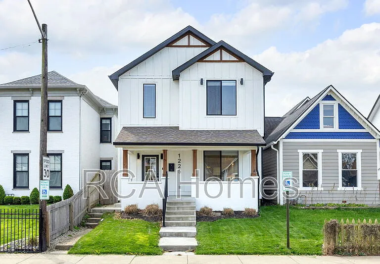 1225 Hoyt Ave — Photo 1