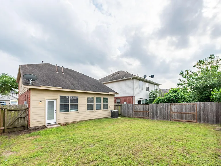 1702 Bonnyton Ln — Photo 10