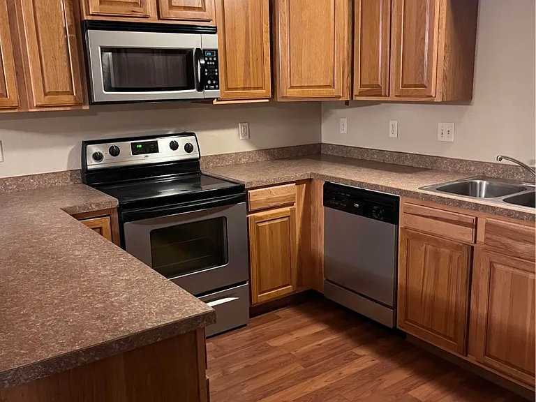 524 E Broadway St — Photo 2
