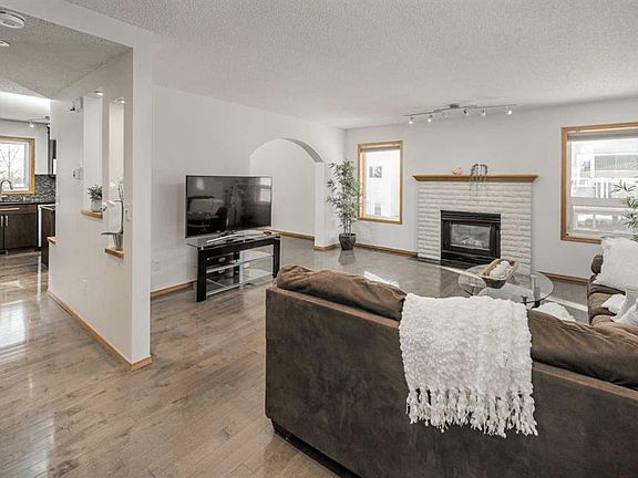 4th image of 28 Hamptons Rise NW