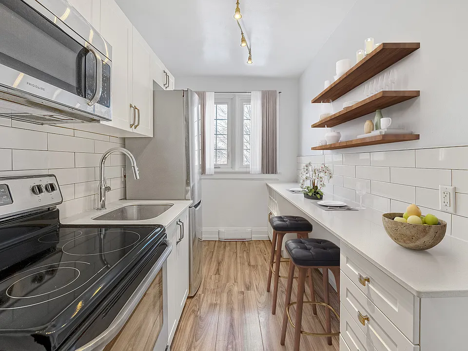 48 Weber St W