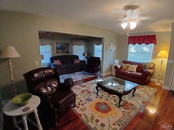 3rd image of 111 SE Syrcle Dr