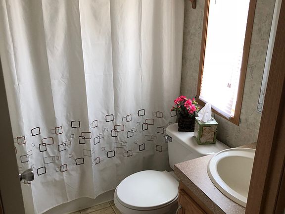 2nd bath w/tub & shower