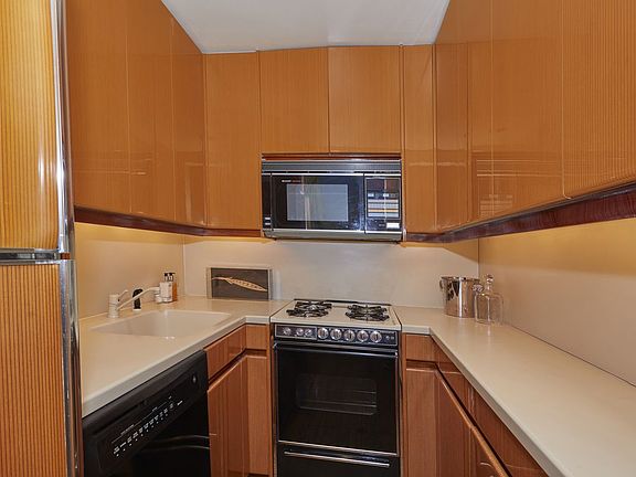 3rd image of 425 E 51st St APT 5C