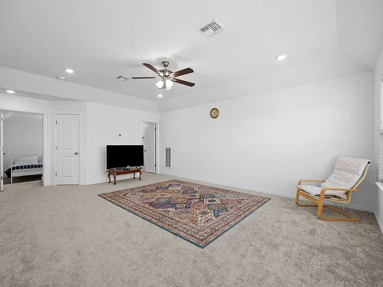303 Eagle Ford Dr — Photo 13