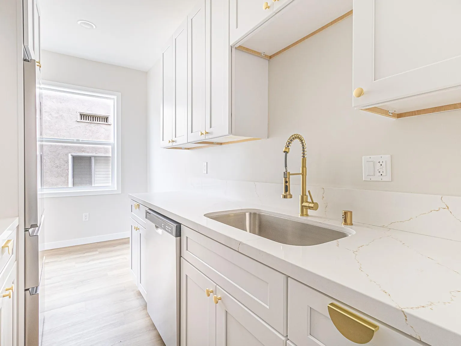 1 bed, 875 sqft, $2,400 — Photo 2