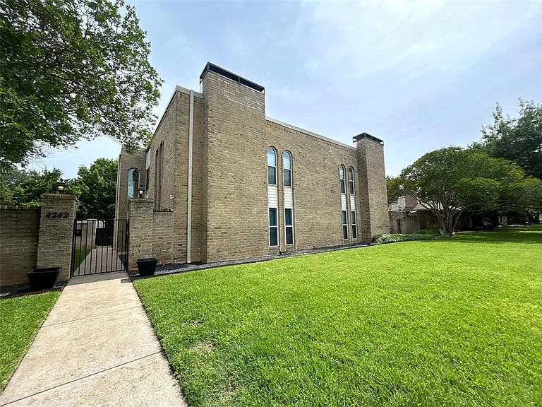 4240 Harvest Hill Rd — Photo 1