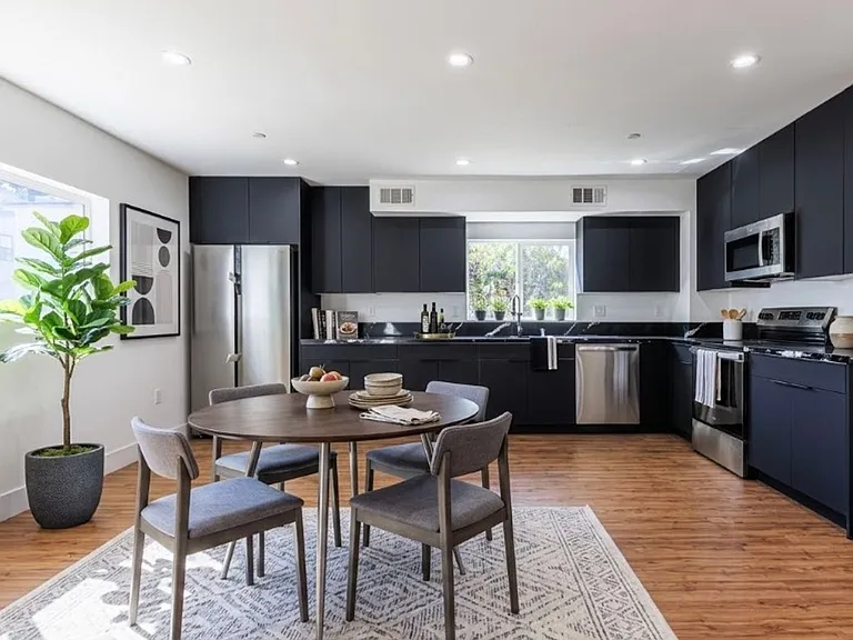 Luxury 3 & 4 Bed Townhomes | Walk to NoHo Arts District + Toluca Lake — Photo 16