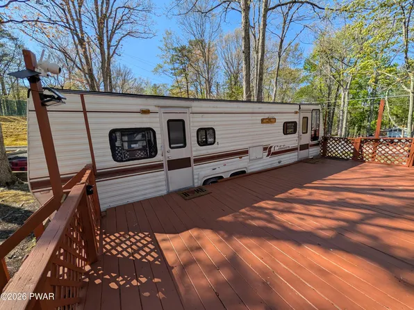 226 Locust Lake Dr, Milford, PA 18337