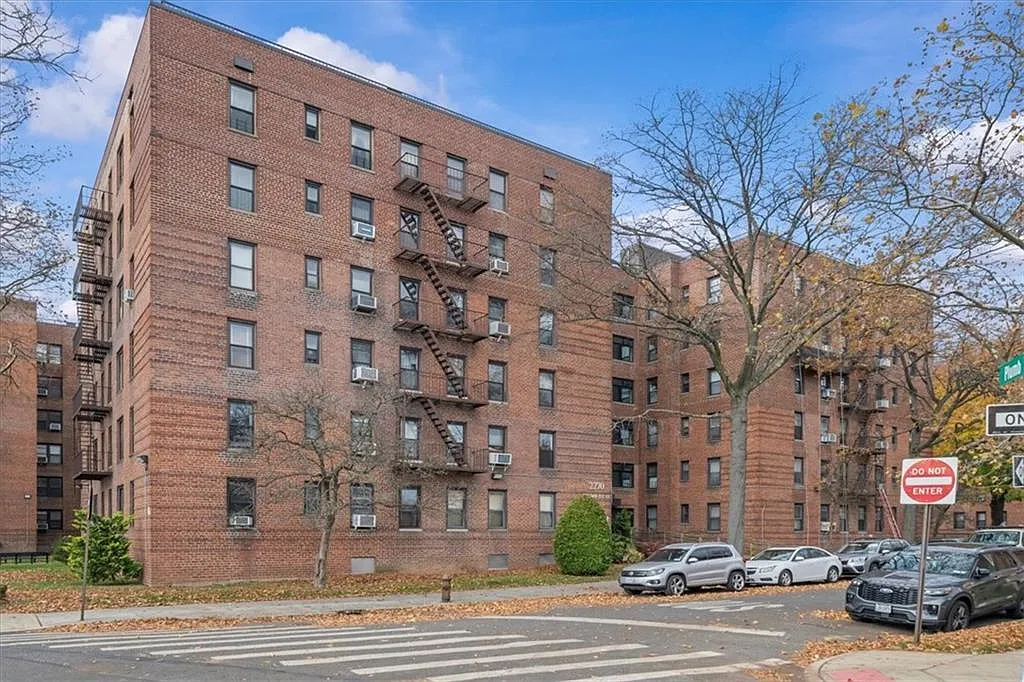 2270 Plumb 1st St APT 1B photo 1