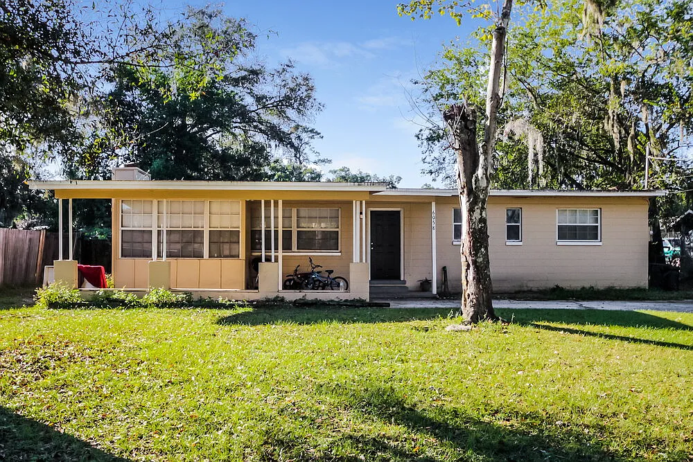 3 bed, 2.0 bath, 1319 sqft, $2,300 — Photo 1