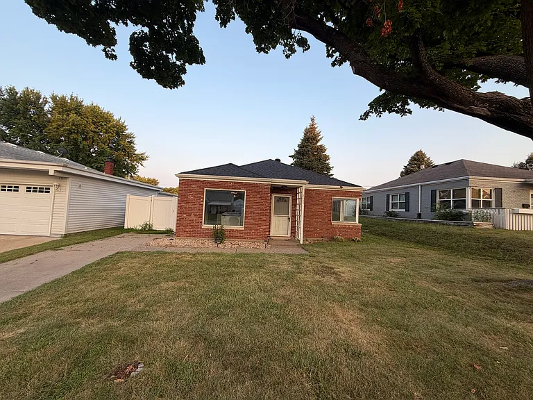 2055 Broadlawn Rd — Photo 1