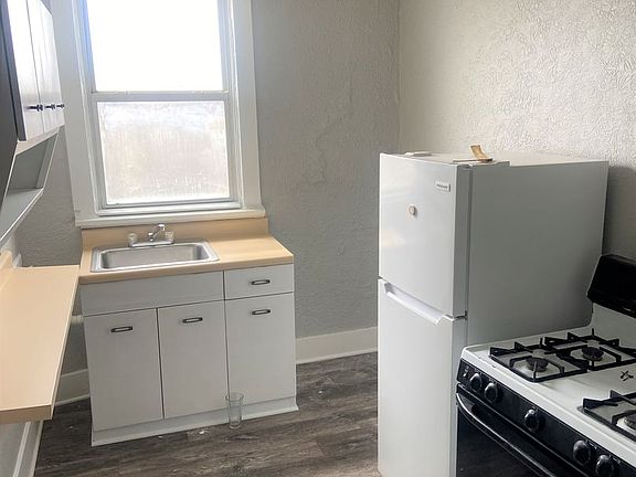 5th image of 125 Margaret St APT 5