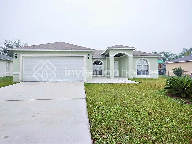 711 Hawk Ln — Photo 1