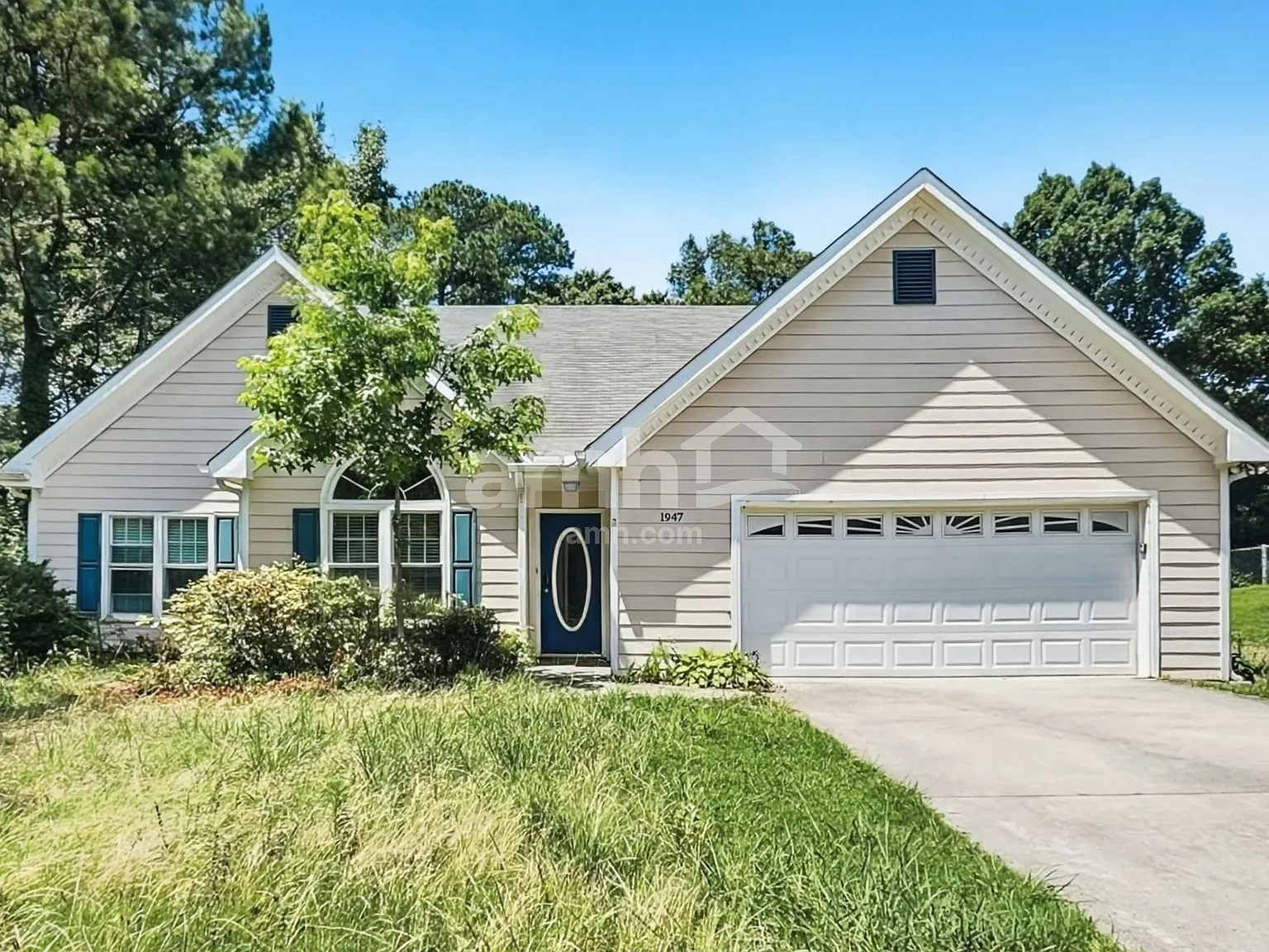 3 bed, 2.0 bath, 2170 sqft, $2,005 — Photo 1