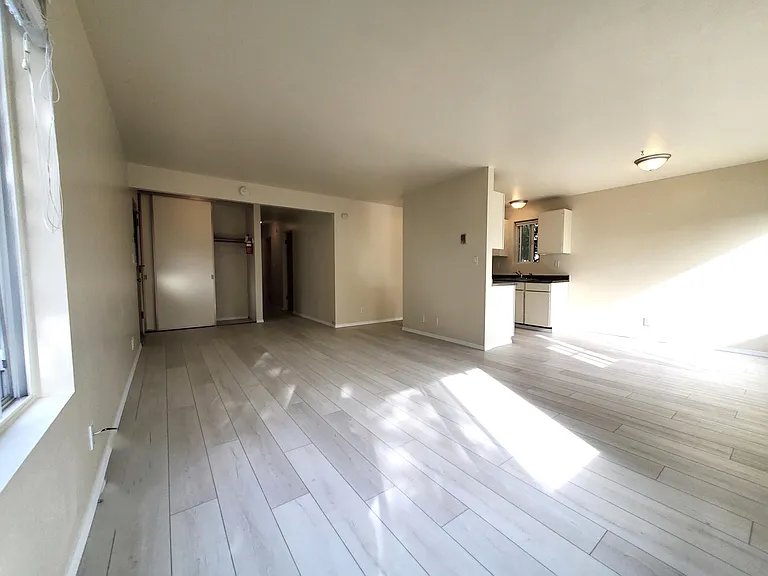 6515 35th Ave NE #101 — Photo 7