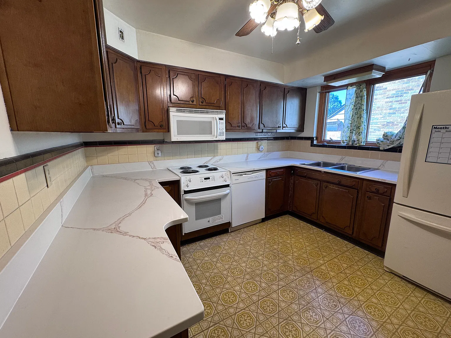 3 bed, 1.5 bath, 2443 sqft, $1,895 — Photo 2
