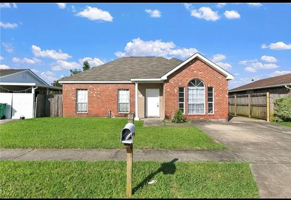3 bed, 1200 sqft, $2,000 — Photo 2