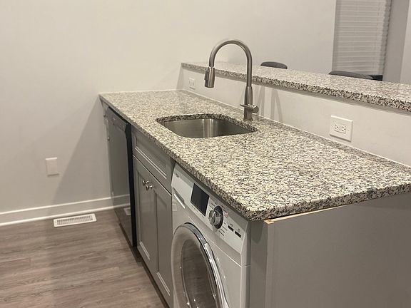 5th image of 935 Belmont Ave Floor 1