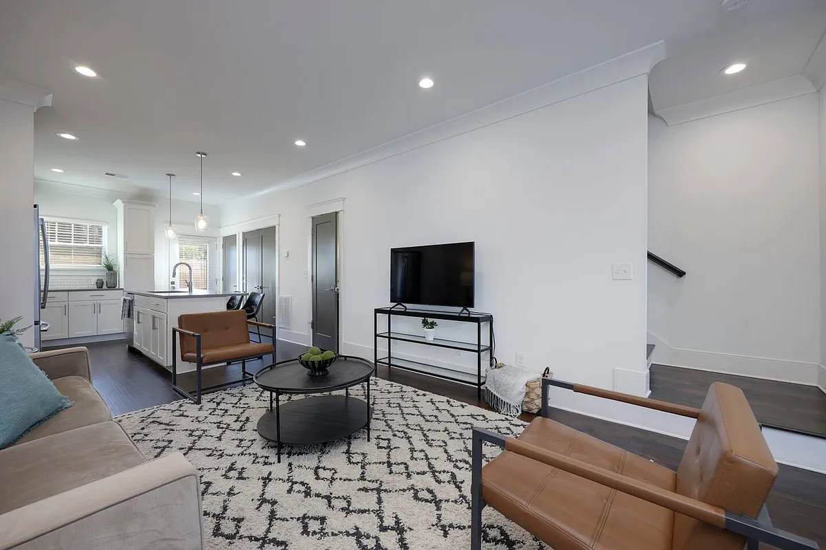 Building Photo - 6511 Robertson Ave #13