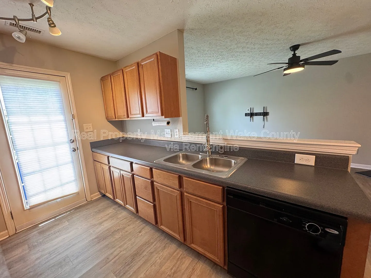 3 bed, 2.5 bath, 1260 sqft, $1,800 — Photo 3
