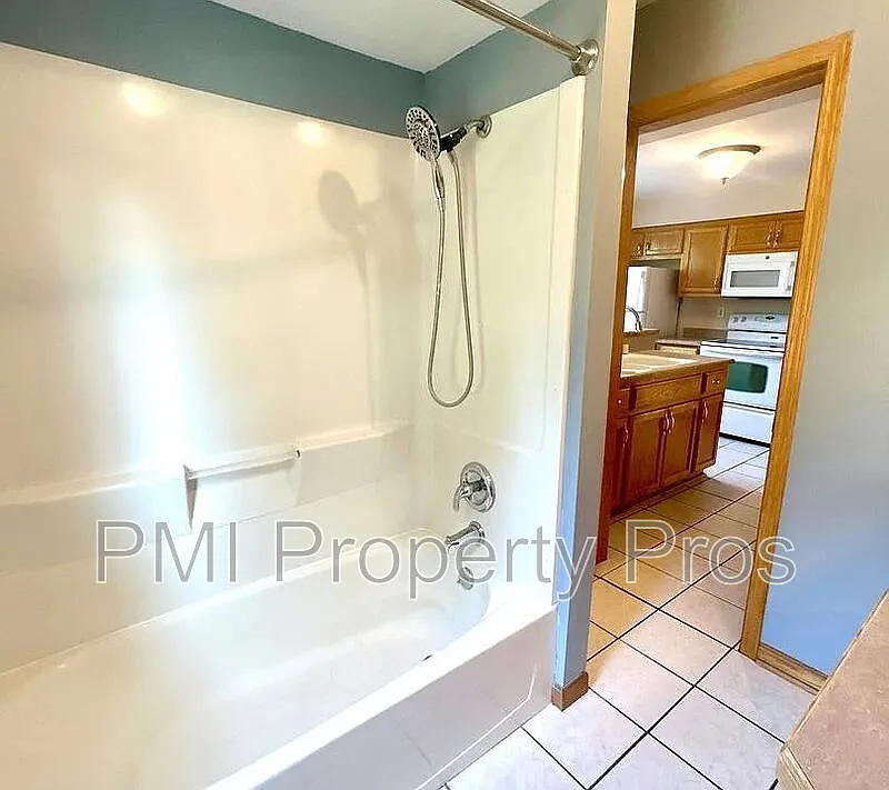 2 bed, 1.0 bath, $1,375 — Photo 2
