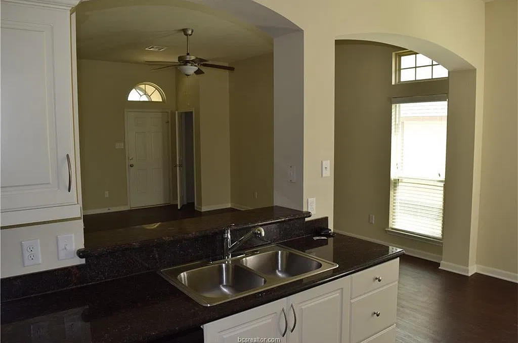 3 bed, 1178 sqft, $1,900 — Photo 4
