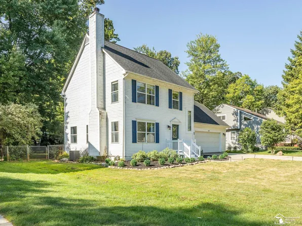 5893 Forestal Dr, Waterford, MI 48327