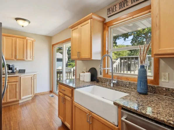 1324 Hillsboro Ave N, Golden Valley, MN 55427