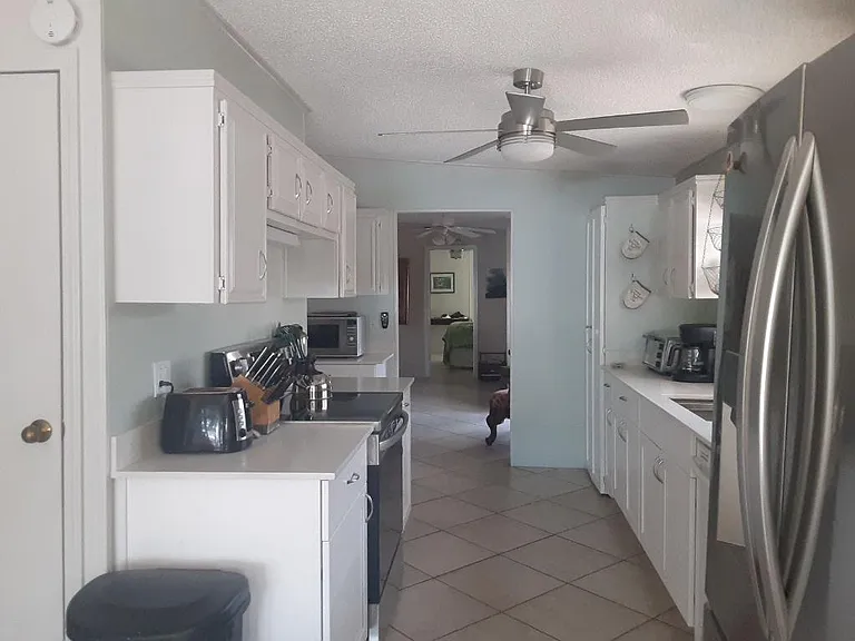 kitchen area allows more than one cook