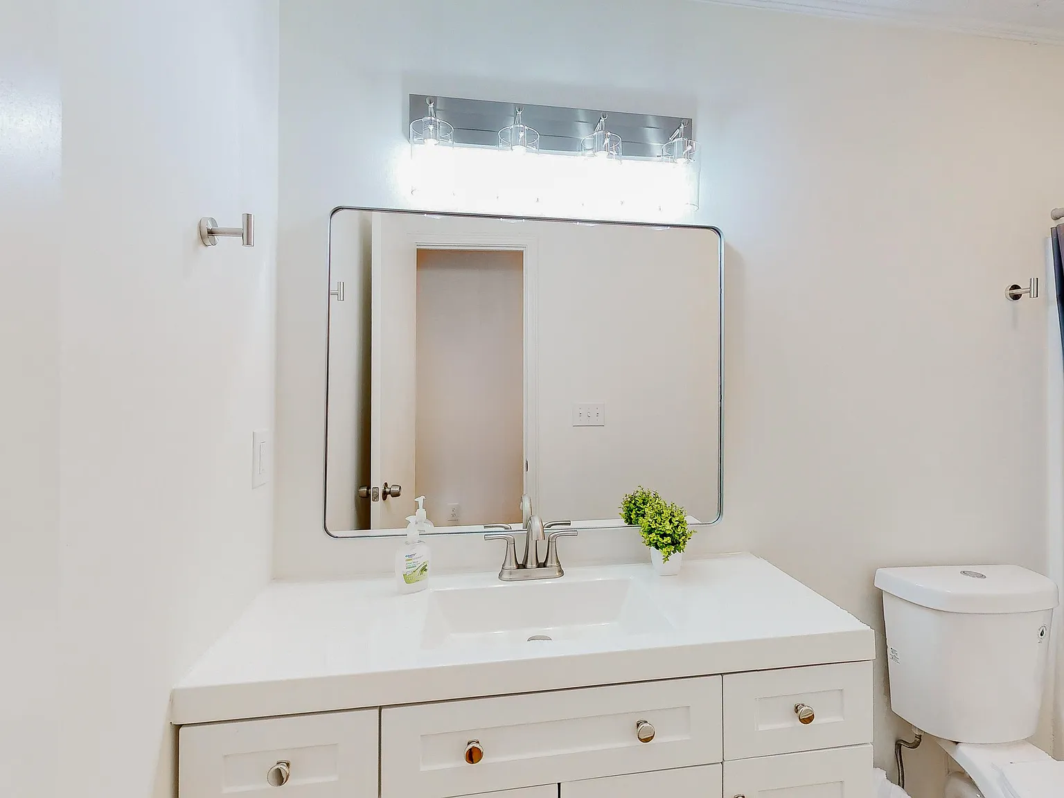 4 bed, 3.0 bath, 2950 sqft, $845 — Photo 3