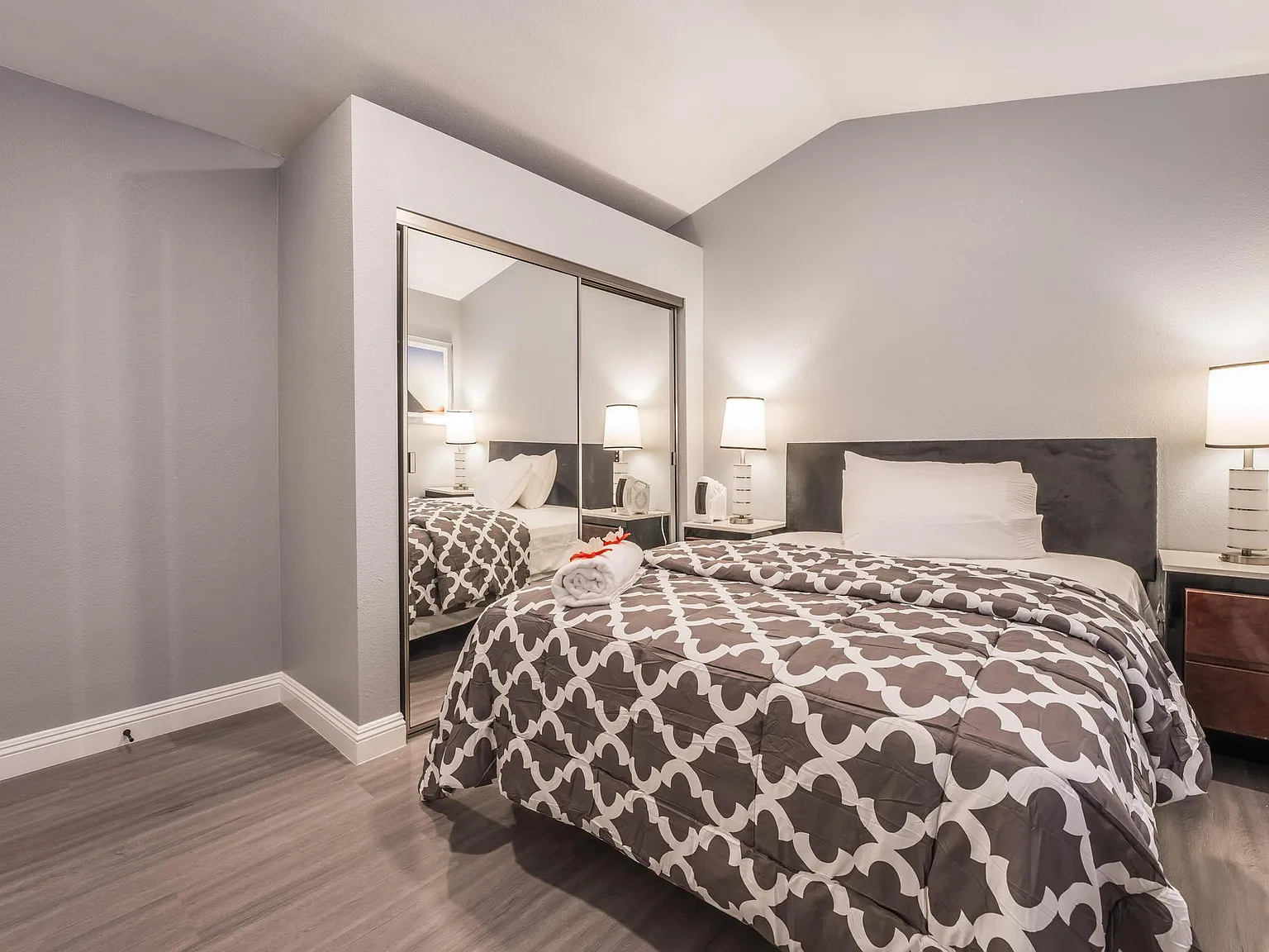 3 bed, 2.5 bath, 1400 sqft, $901 — Photo 1
