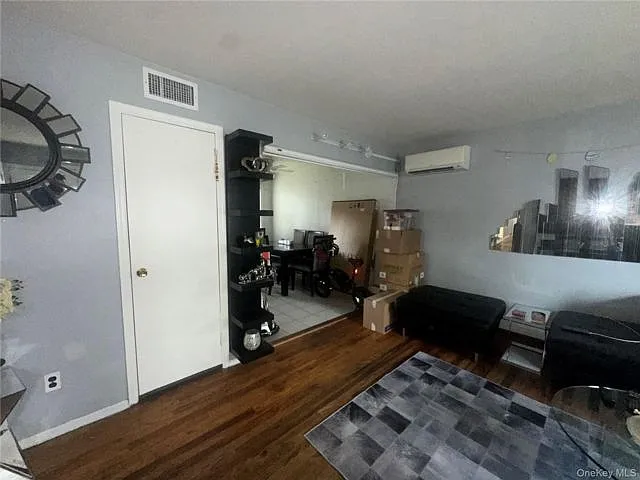 90 Coles St — Photo 3