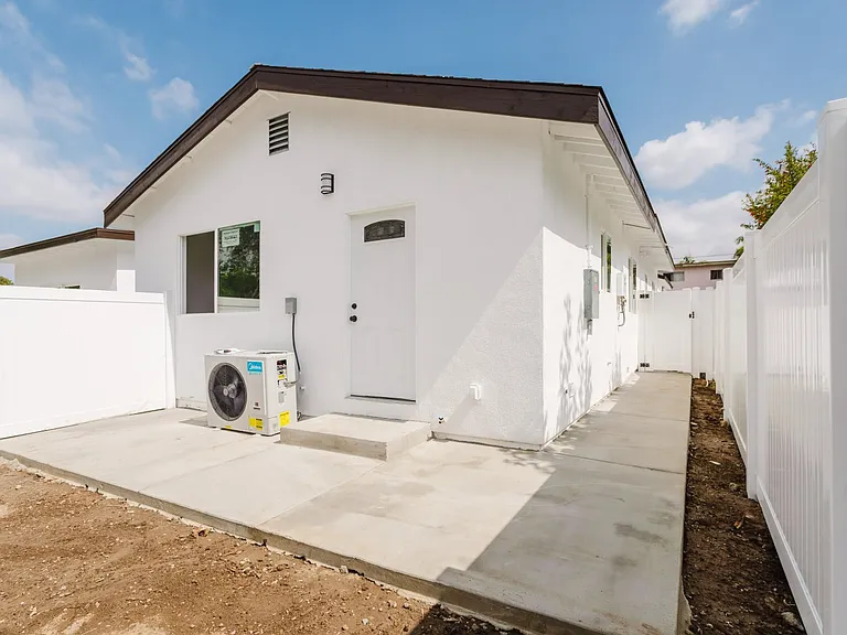 18310 Gresham St — Photo 21