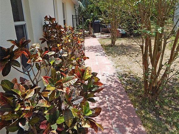 3rd image of 5815R Meadowpark Pl