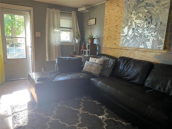 2nd image of 1821 Woodlawn Ave