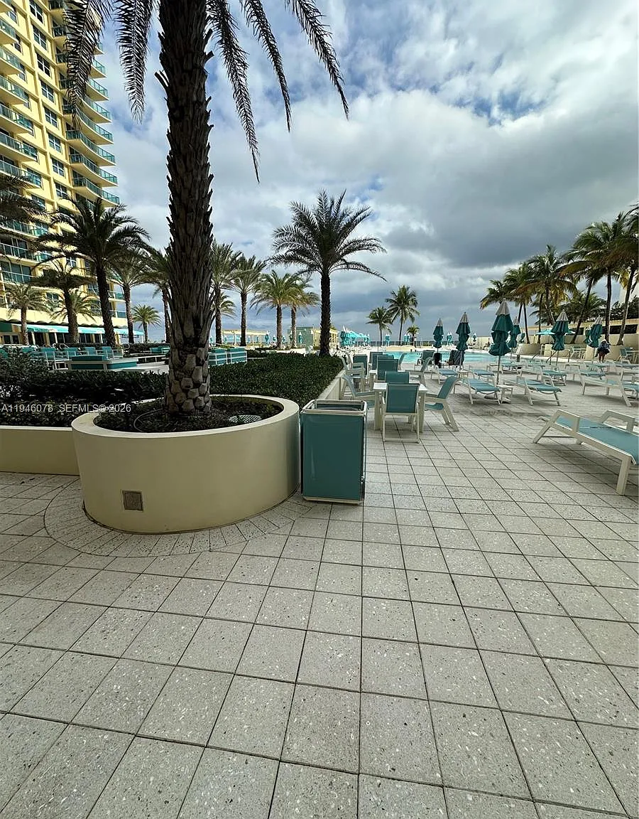 Wave Condo — Photo 2