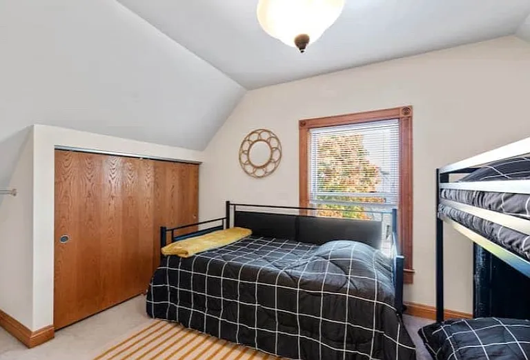 2822 N Shepard Ave #UPPER — Photo 16