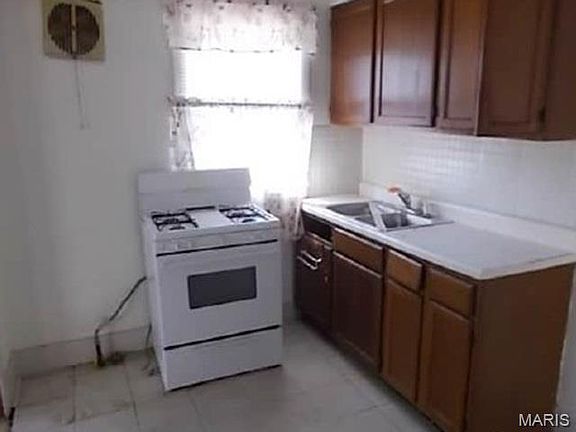 5th image of 102 S Hartnett Ave