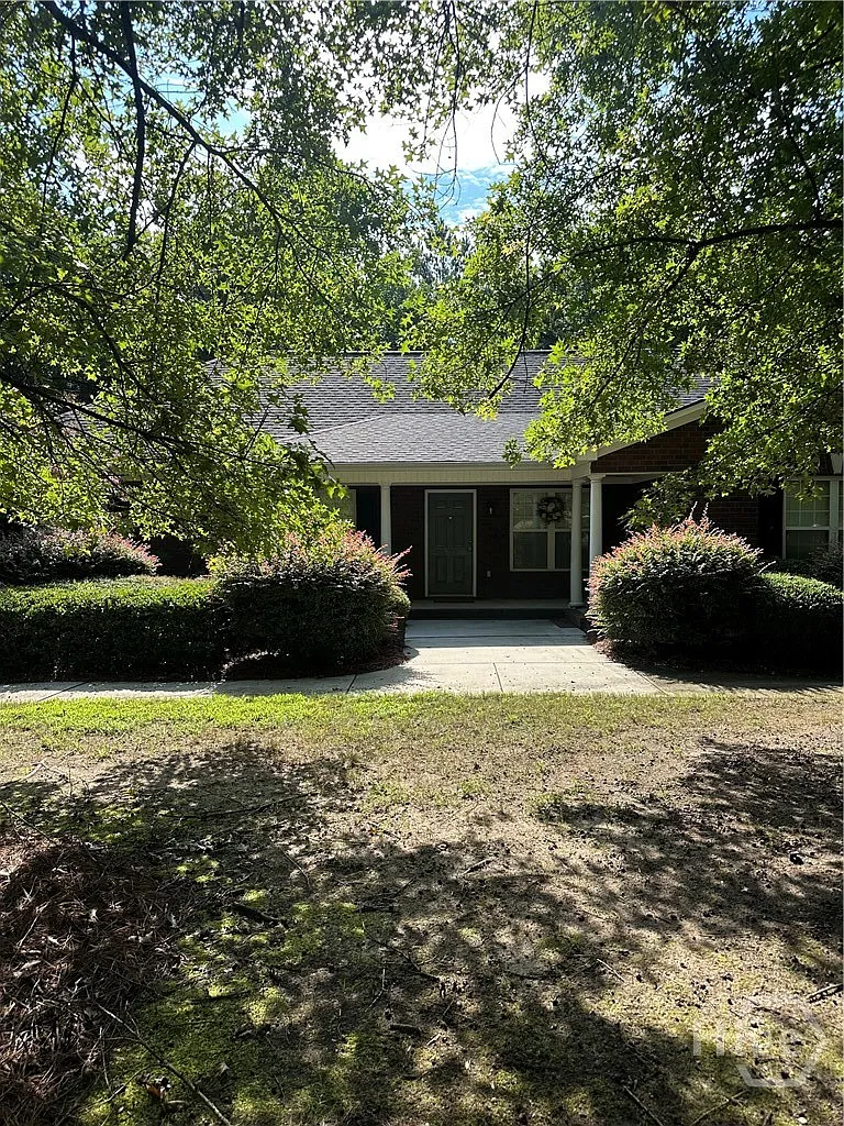 3 bed, 2.0 bath, 1247 sqft, $1,800 — Photo 2