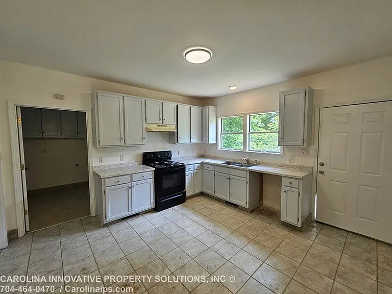 610 N Pear St — Photo 3