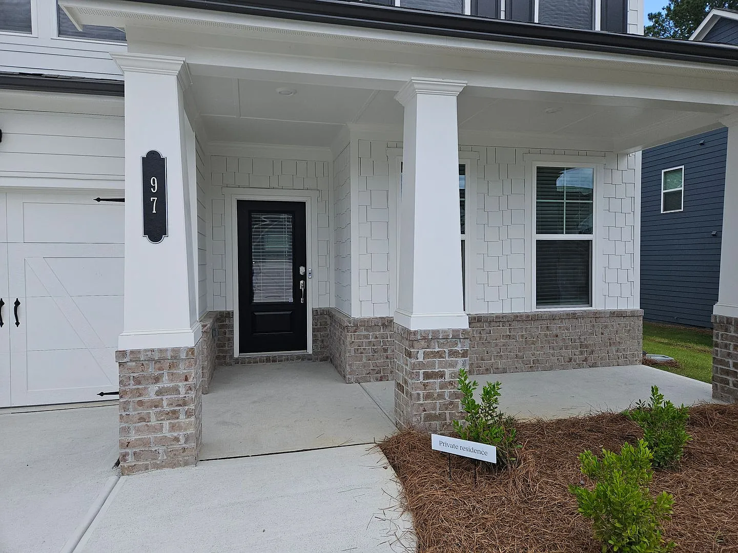 Like New Traditional Farmhouse Style Home - Three Car Garage For Lease — Photo 2