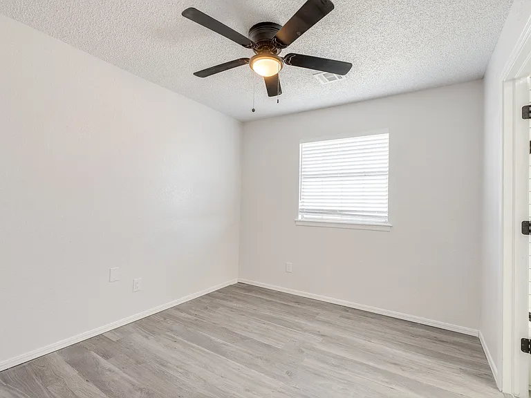 11715 N Francis Ave — Photo 17