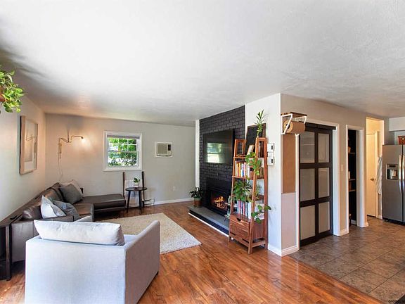 3rd image of 2 Lakeview Dr