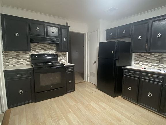 3rd image of 818 McArthur Dr