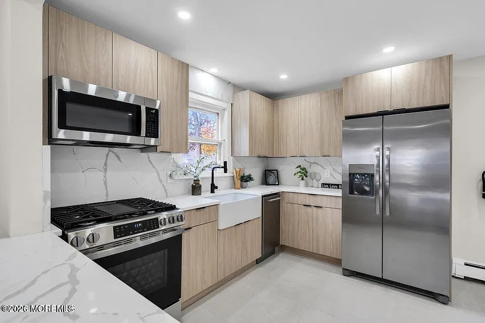 5 bed, 2108 sqft, $3,695 — Photo 3