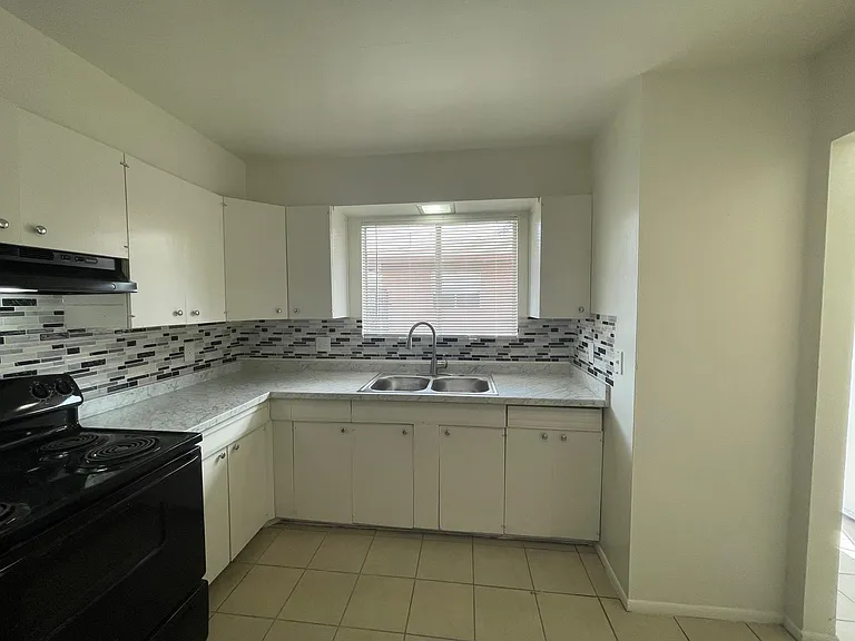 517 Palomas Dr SE #A — Photo 3