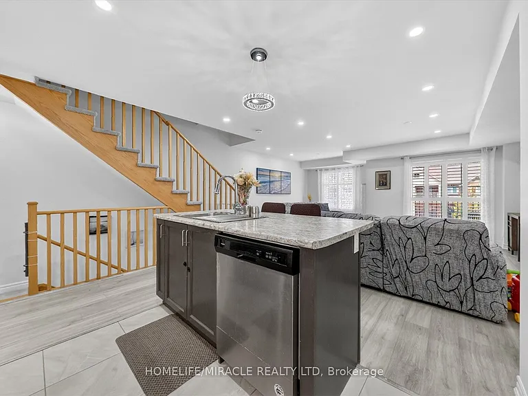 73 Sutcliffe Dr — Photo 16